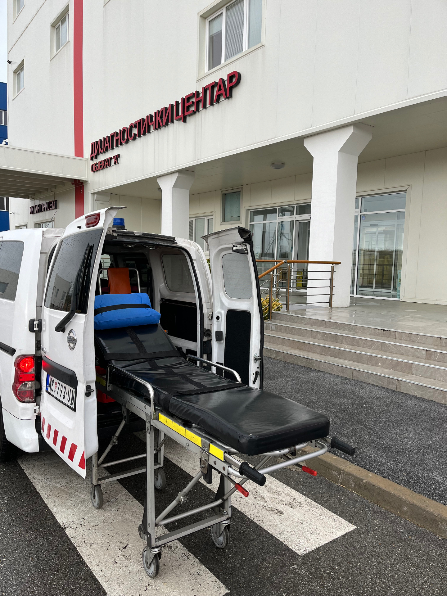 Sanitetsko vozilo sa nosilima - transport pacijenta