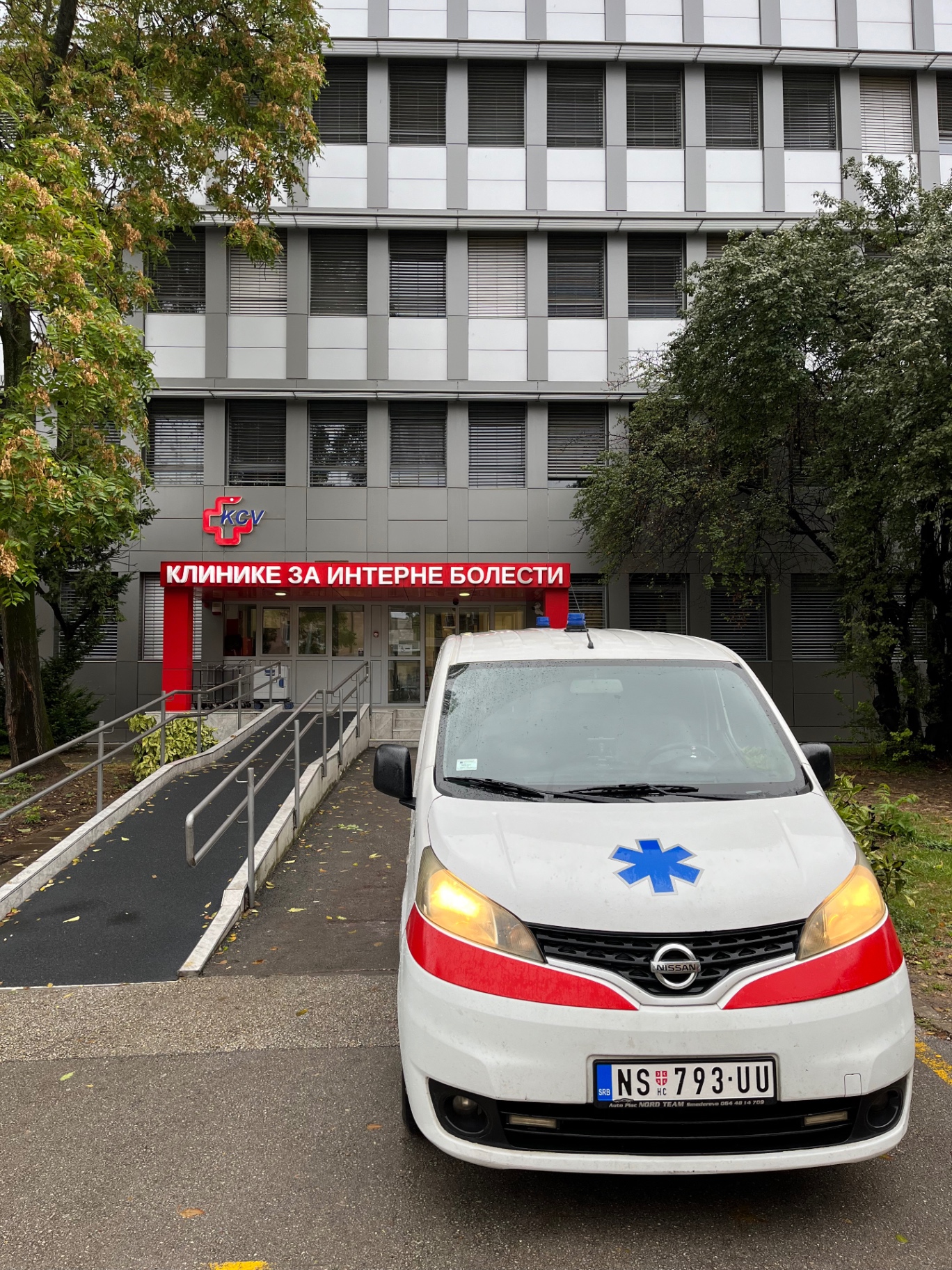 Saniteks ispred Klinike za interne bolesti, Novi Sad